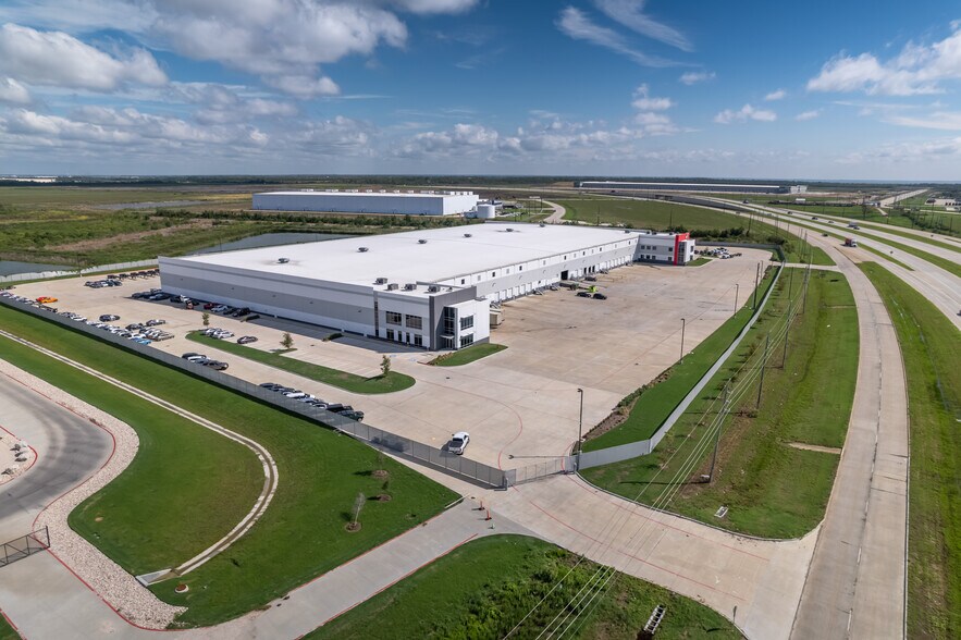 More Photos Of 6101 Grand Pky S, Baytown Distribution For Lease