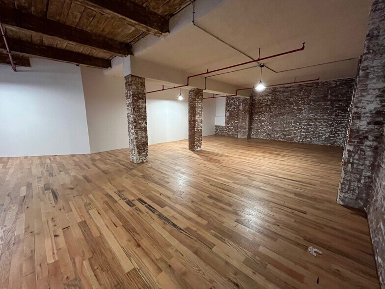 More Photos Of 36 Waverly Ave, Brooklyn Showroom For Lease