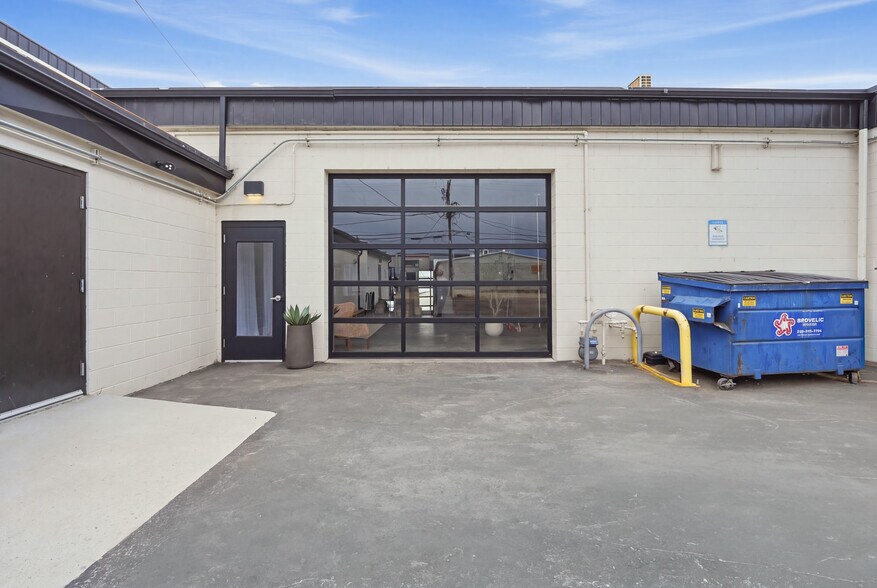 More Photos Of 104-108 W 31st St, Garden City Light Manufacturing For Sale