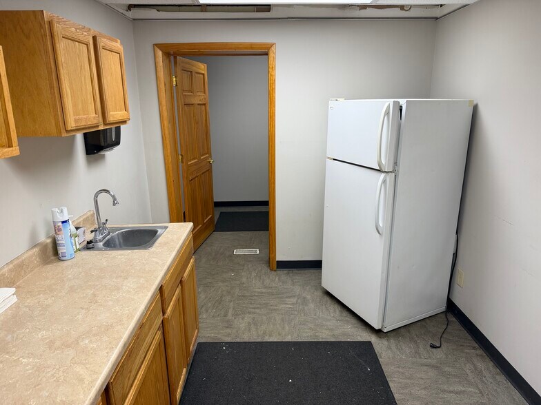 More Photos Of 444 S Meridian St, Ravenna Medical For Lease