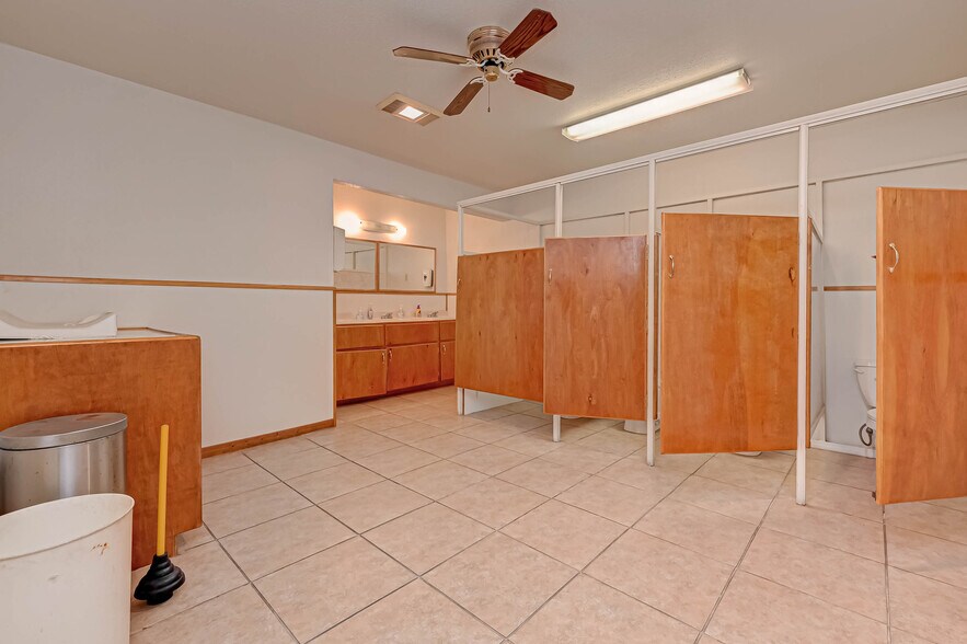 More Photos Of 3402 Amanda Ln, Houston Flex For Sale