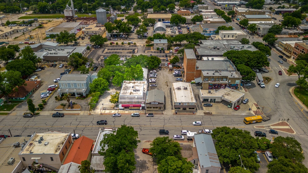 More Photos Of 150-162 S Seguin Ave, New Braunfels Office For Lease