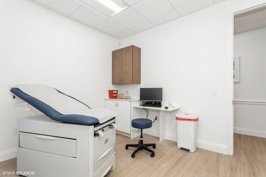 More Photos Of 2520 Tamiami Trl N, Nokomis Medical For Sale