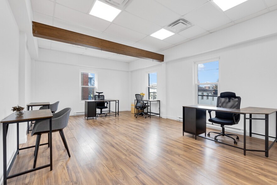 More Photos Of 298-300 Ch du Bord-du-Lac-Lakeshore, Pointe-claire Storefront For Lease