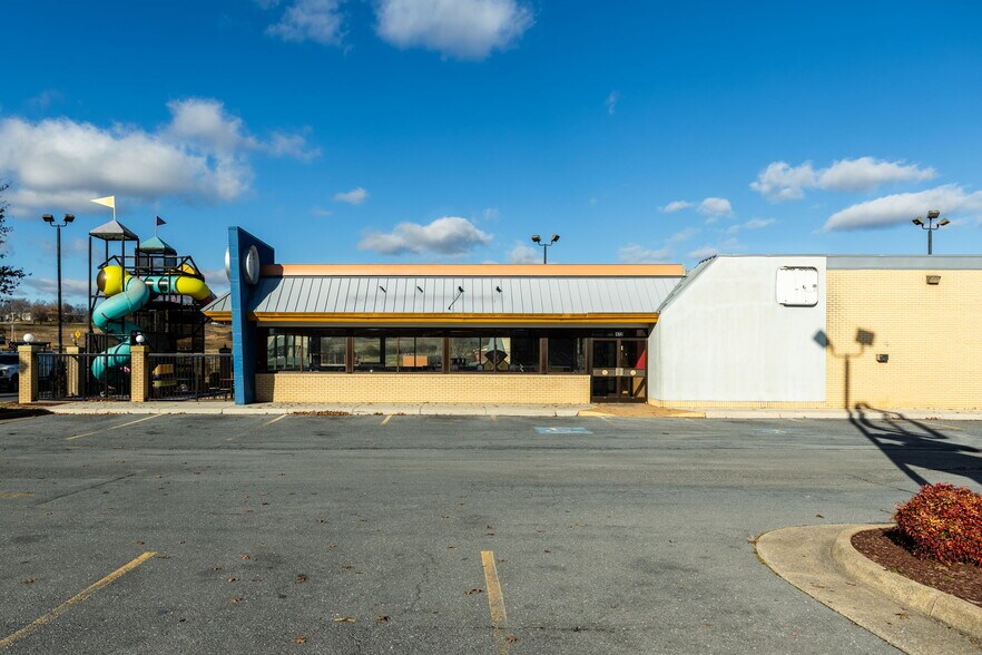 More Photos Of 172 W Old Cross Rd, New Market Fast Food For Lease