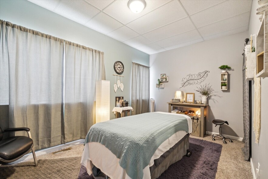 More Photos Of 701 E State St, Saint Johns Office For Sale