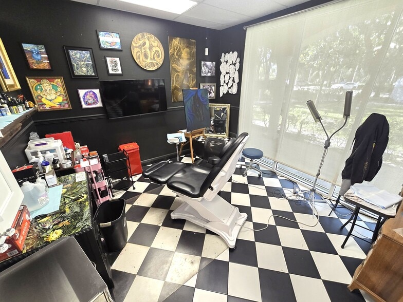 More Photos Of 4953 Le Chalet Blvd, Boynton Beach Storefront Retail Office For Lease