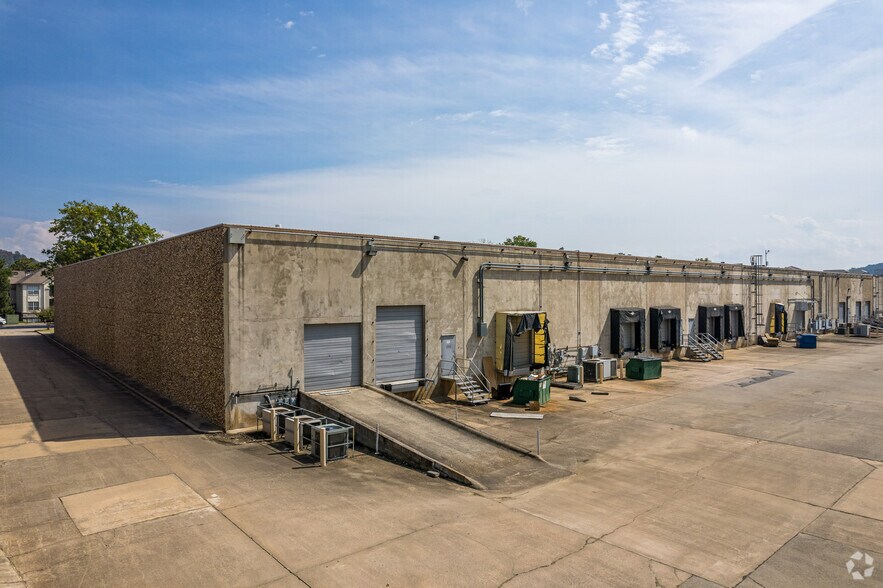 More Photos Of 2201 Brookwood Dr, Little Rock Light Distribution For Lease