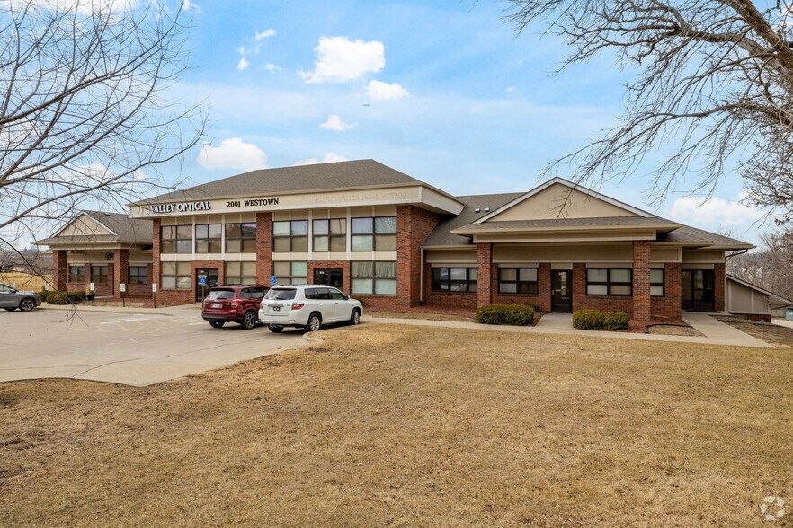 Primary Photo Of 2001 Westown Pky, West Des Moines Medical For Sale