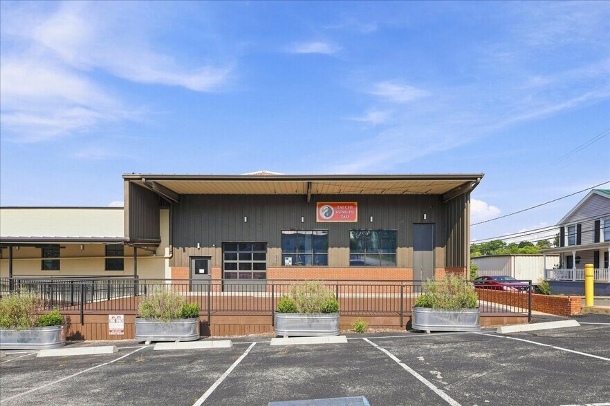 Primary Photo Of 110 W Hampton St, Staunton Light Distribution For Lease