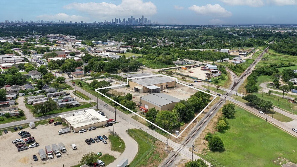More Photos Of 7520 Lawndale St, Houston Warehouse For Lease