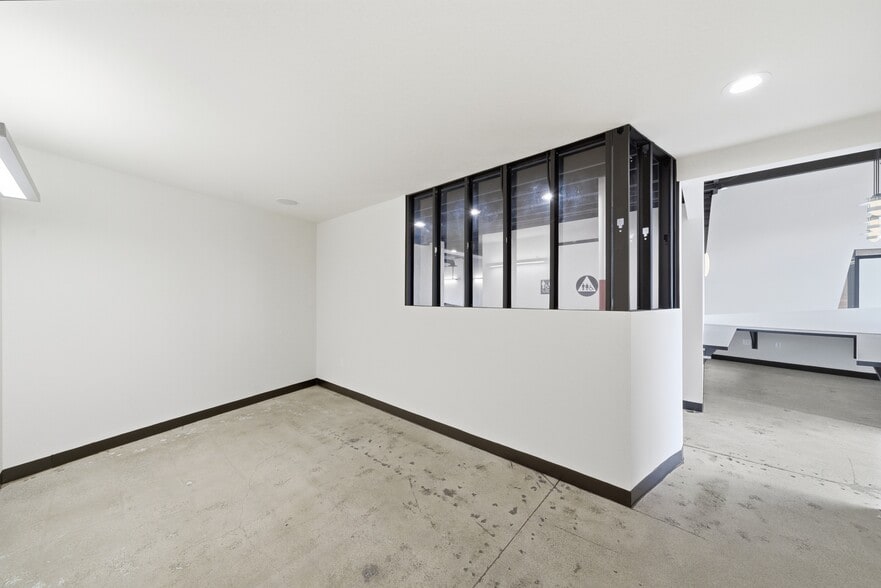 More Photos Of 3194 Airport Loop Dr, Costa Mesa Warehouse For Lease