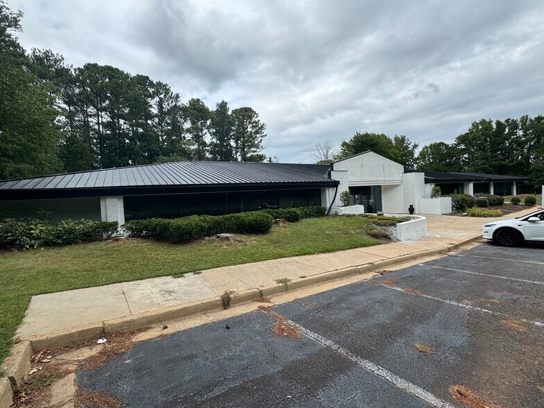 More Photos Of 5000 McGinnis Ferry Rd, Alpharetta General Retail For Sale