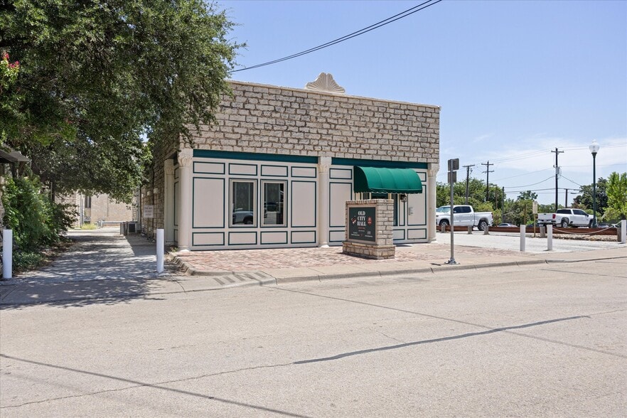 More Photos Of 111 S Houston St, Granbury Loft Creative Space For Sale
