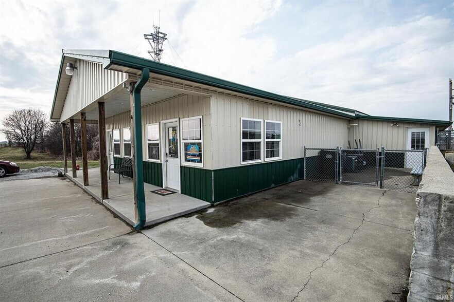 More Photos Of 433 S Hickory Corner Rd, Vincennes Veterinarian Kennel For Sale