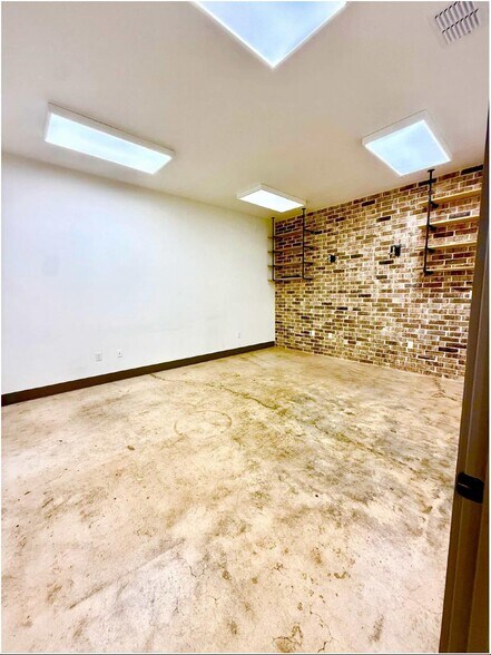 More Photos Of 11923 Warfield St, San Antonio Service For Lease