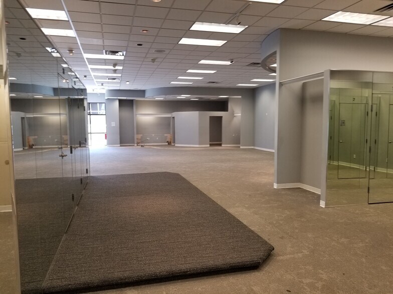 More Photos Of 4301 Pecanland Mall Dr, Monroe Freestanding For Lease