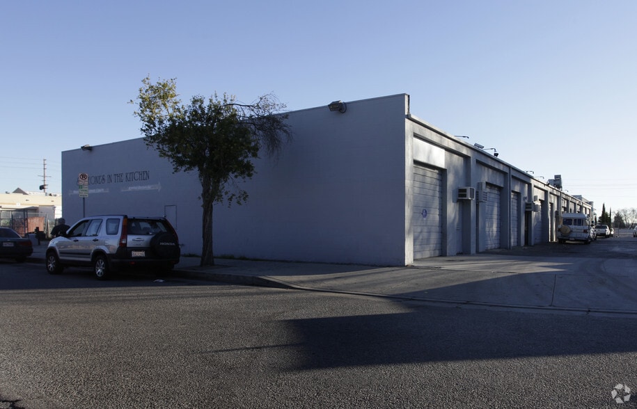 More Photos Of 5979 Reseda Blvd, Tarzana Warehouse For Lease