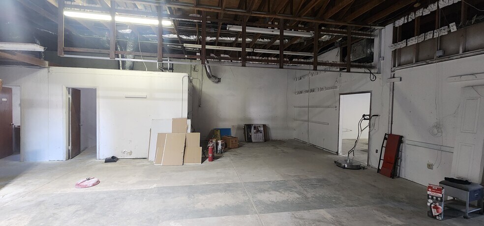 More Photos Of 284 S Center St, Pierson Auto Repair For Lease