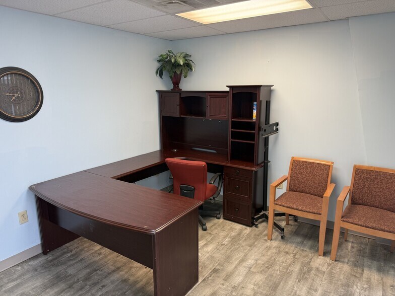 More Photos Of 1612 Centerville Tpke, Virginia Beach Flex For Lease