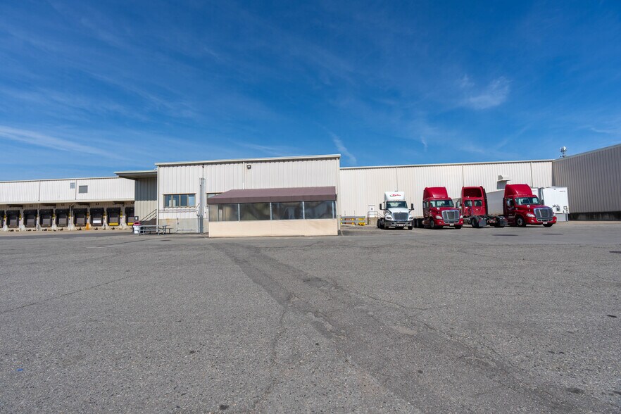 More Photos Of 5400 Perry Dr, Waterford Distribution For Lease