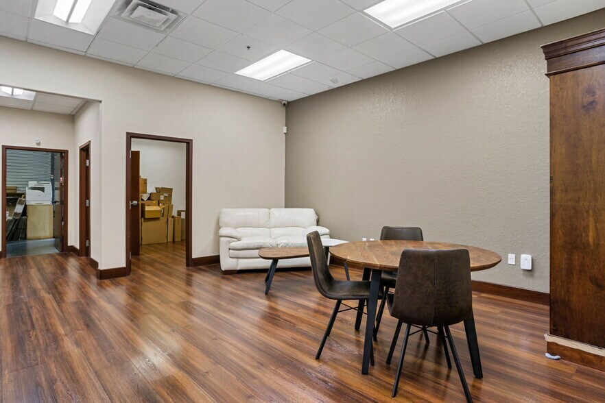 More Photos Of 8810 Commodity Cir, Orlando Showroom For Lease