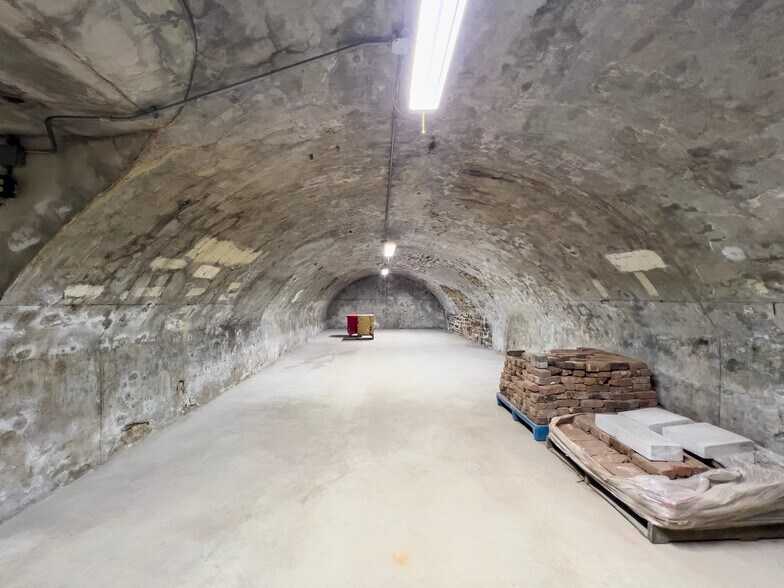 More Photos Of 2025-2033 Elm St, Cincinnati Warehouse For Sale