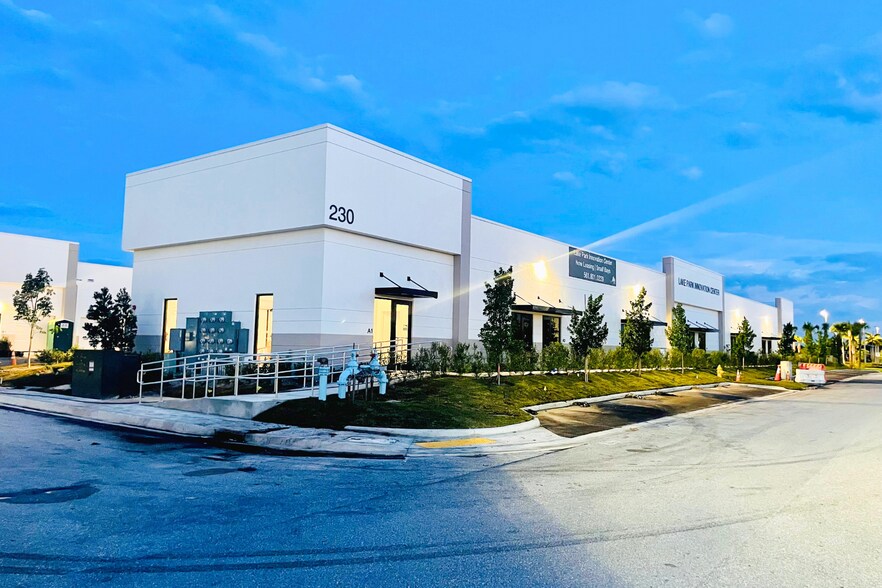 More Photos Of 230 N Congress, Lake Park Flex For Lease