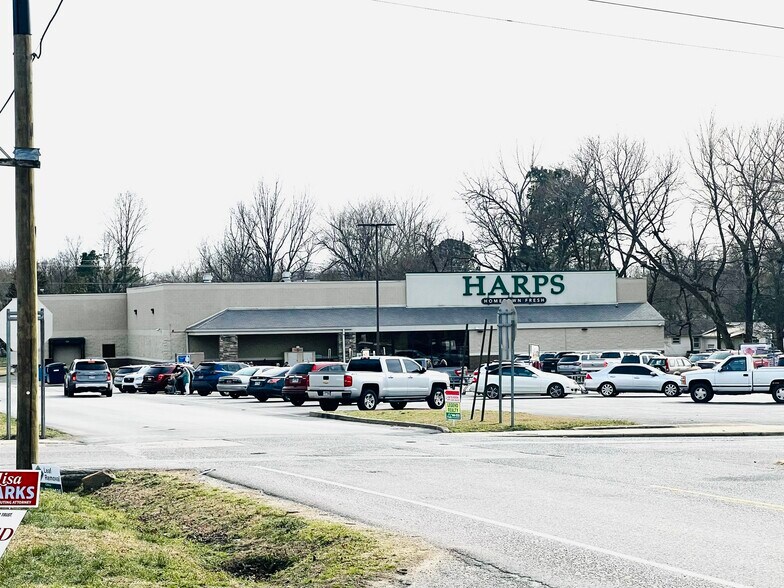 More Photos Of 319 E Buchanan St, Prairie Grove Supermarket For Sale