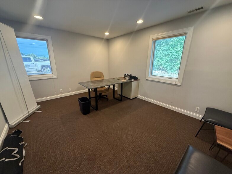 More Photos Of 806 Penny Ave, East Dundee Storefront Retail Office For Lease