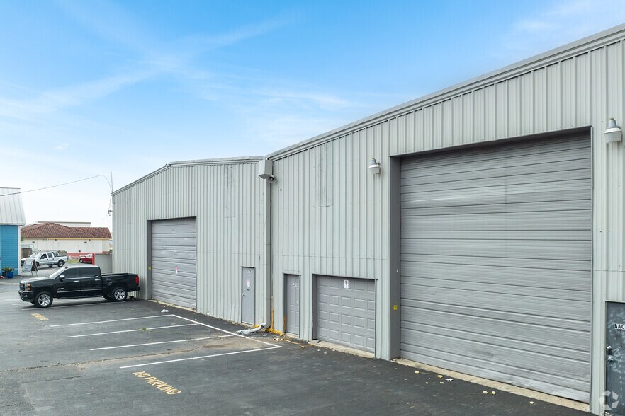 More Photos Of 1331 E Broadway St, Pearland Light Distribution For Lease