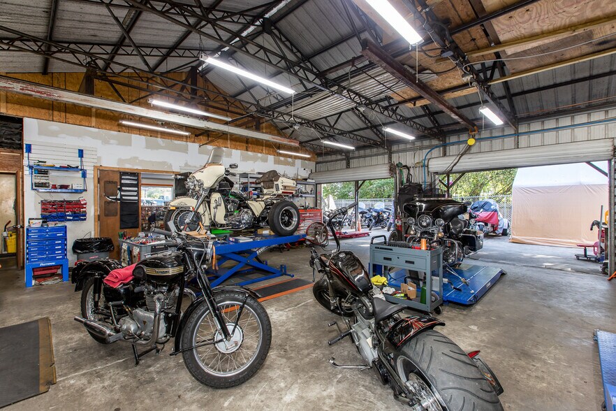 More Photos Of 17022 Cortez Blvd, Brooksville Auto Repair For Sale