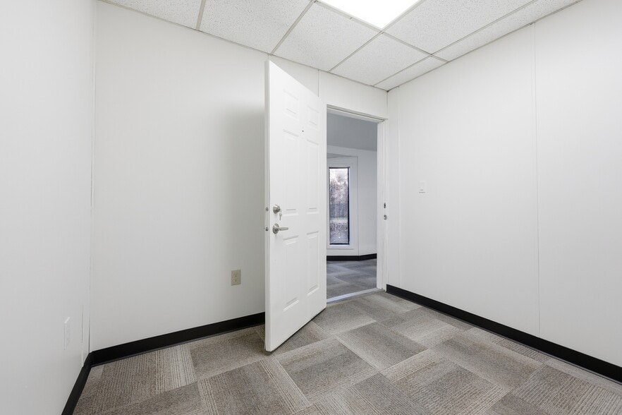 More Photos Of 941 SW Alder St, Dundee Warehouse For Lease