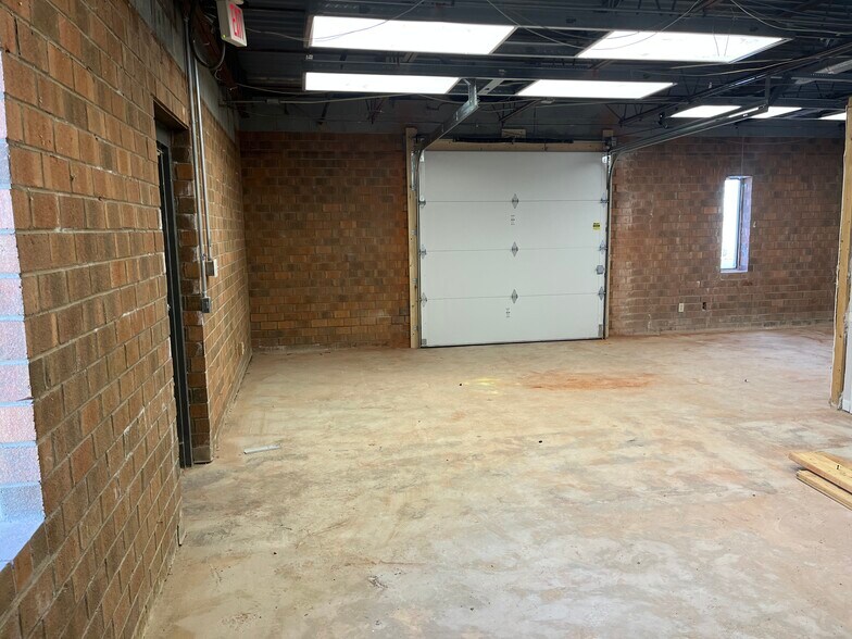 More Photos Of 4916 Bartlett St, Greensboro Light Distribution For Lease