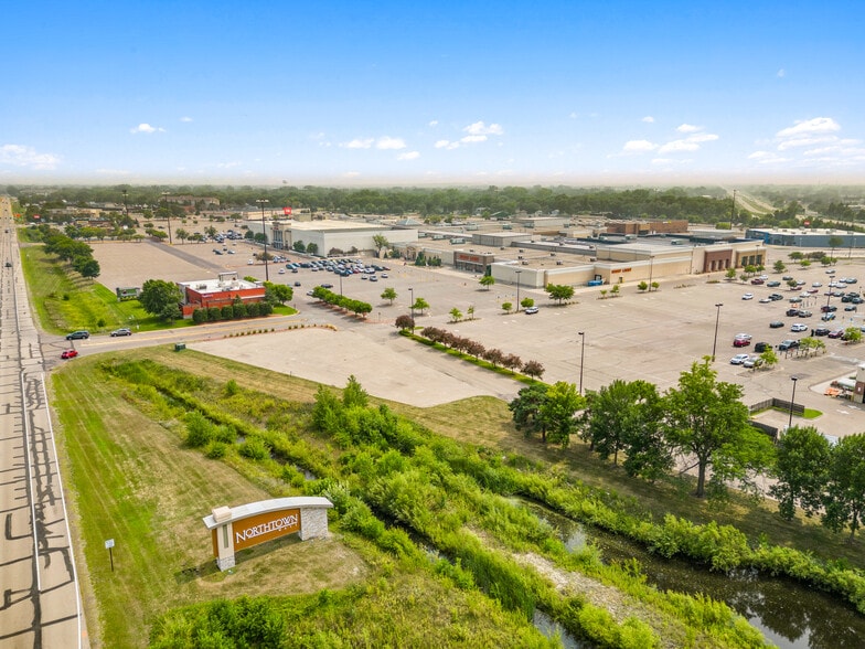 More Photos Of 198 NE Northtown Dr, Blaine Freestanding For Sale