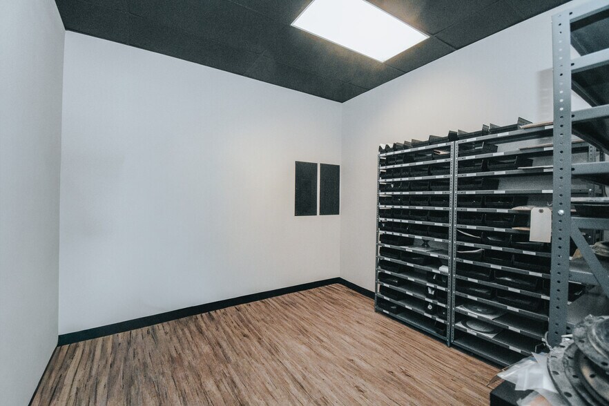 More Photos Of 13102 N Navarro St, Victoria Flex For Lease