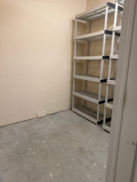 More Photos Of 1076 Business Ln, Naples Showroom For Lease