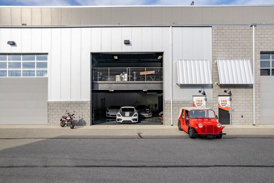 More Photos Of 154 W Speed Way, Pontiac Parking Garage For Sale