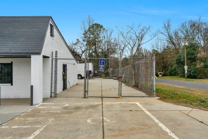 More Photos Of 2215 West Blvd, Charlotte Freestanding For Sale