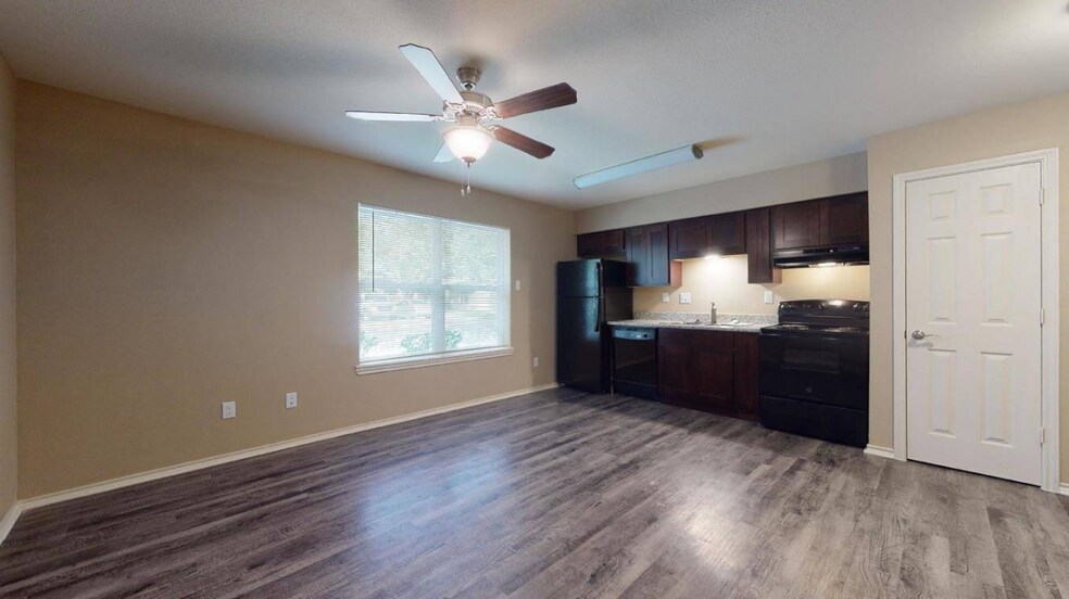 More Photos Of 800 Avenue F, Bay City Apartments For Lease
