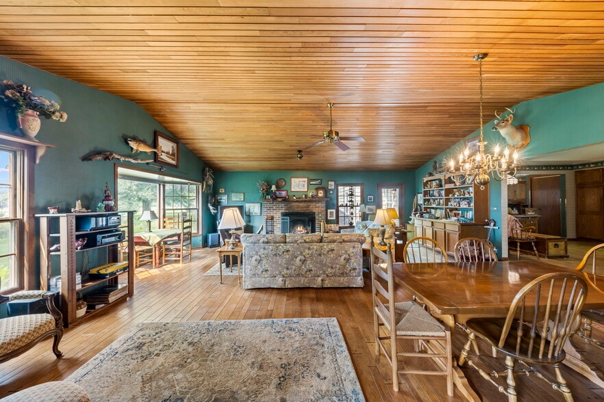 More Photos Of 1126 E State St, Sycamore Storefront Retail Residential For Sale