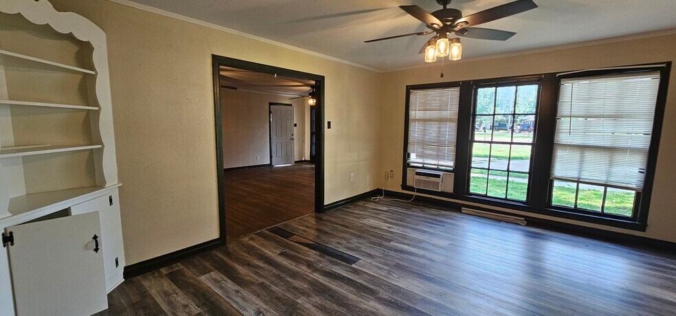 More Photos Of 401 E Pine St, Edgewood Office For Sale