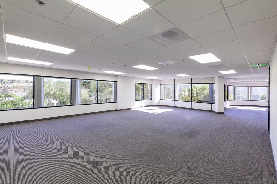 More Photos Of 2011 Palomar Airport Rd, Carlsbad Office For Lease
