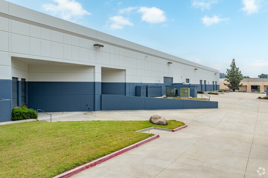 More Photos Of 10926 Woodside Ave N, Santee Manufacturing For Lease