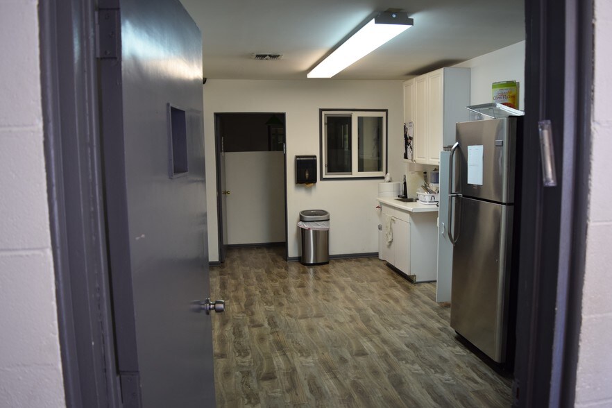 More Photos Of 900 W Hyde Park Blvd, Inglewood Warehouse For Lease