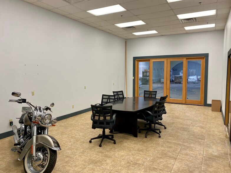 More Photos Of 8134 Interchange Pky, San Antonio Warehouse For Lease