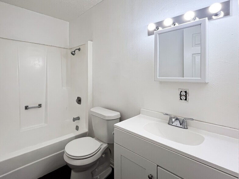 More Photos Of 800 Pine St, Hearne Apartments For Sale