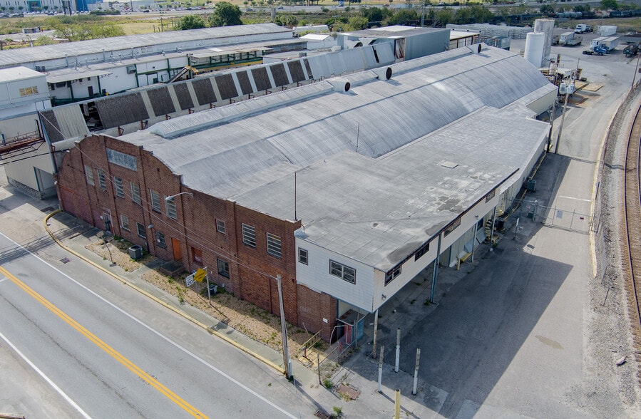 More Photos Of 650 Avenue R SW, Winter Haven Distribution For Sale