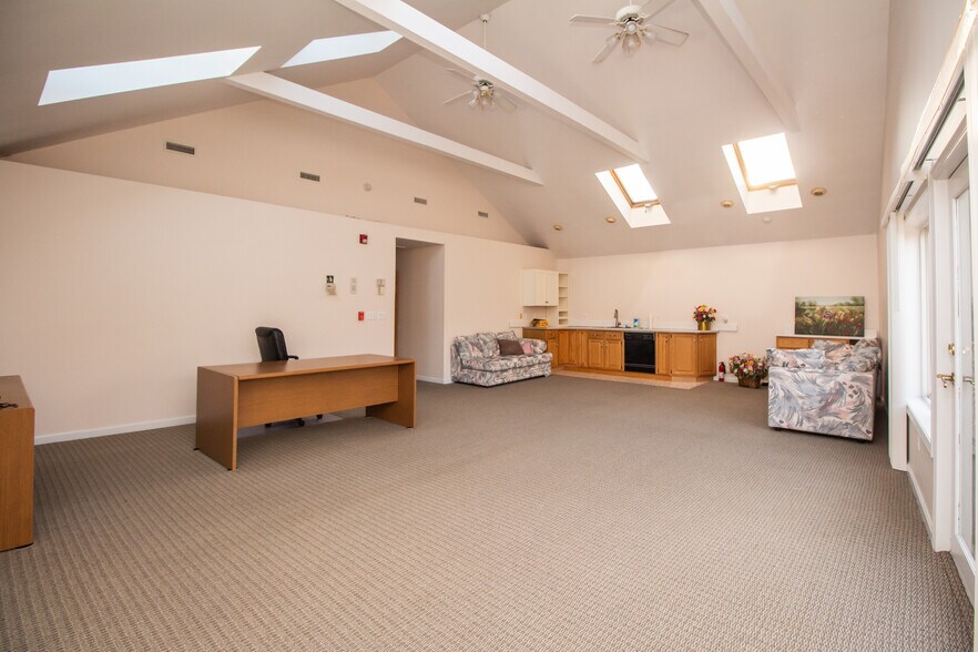 More Photos Of 1150 Main St, Leicester Showroom For Lease