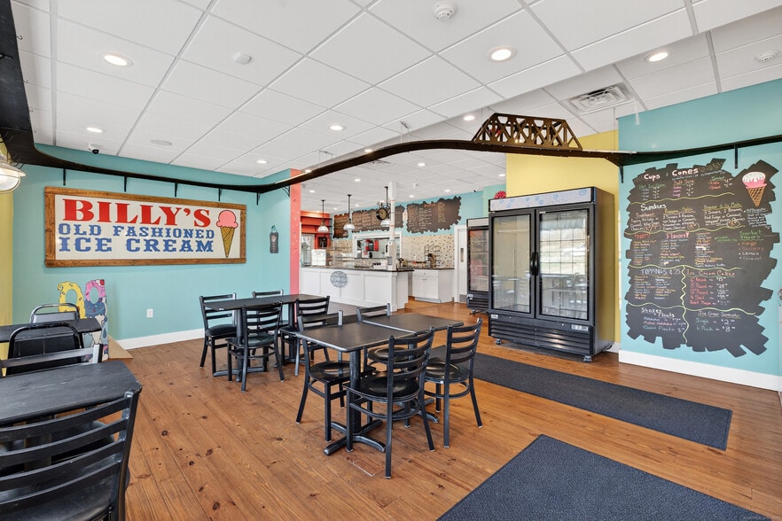 More Photos Of 742 Amity Rd, Bethany Freestanding For Sale